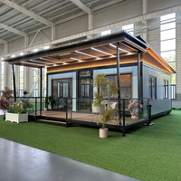 Conteneur personnalisable extensible à deux étages avec 2 chambres, panneaux sandwich, alimentation solaire et structure en acier pour villa ou bureau