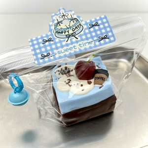 Juguete Antiestrés de Silicona de Rebote Lento, Grado Alimenticio, con Forma de Brownie de Cereza y Sal Marina - Product Image 2