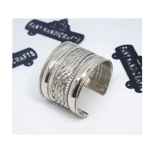 Pulsera de cobre vibrante con dije de árbol de Navidad Maine Gold 2025, de acabado pulido y martillado cuadrado, pulsera de peso para festivales - Product Image 6