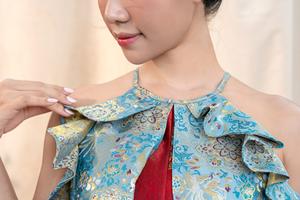 Tenue de festival en brocart vietnamien de qualité supérieure, inspirée des motifs de phénix, avec une silhouette élégante à plusieurs couches KPP37 - Product Image 4