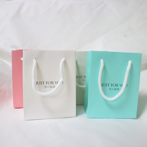 Sac en papier de luxe sur mesure U-smile avec poignée à cordon, forme rectangulaire et logo de marque pour emballage cadeau - Product Image 3