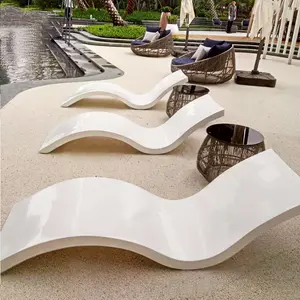 2023 luxo ergonômico branco impermeável portátil piscina ao ar livre borda molhado deck espreguiçadeira fibra de vidro praia espreguiçadeiras cadeiras