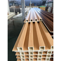 Panel de Pared WPC de 160*24 mm, PVC Impermeable con Diseño Acanalado con Aspecto de Madera para Uso Interior y Exterior