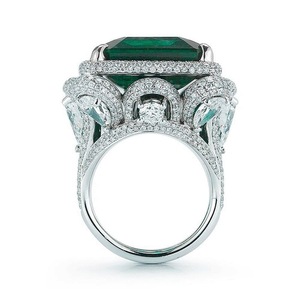 Anello Rettangolare Verde Smeraldo dal Design Classico - Product Image 4