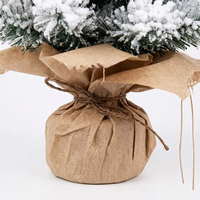 Mini sapin de Noël floqué en stock, base en toile de jute, petit sapin artificiel en pin, décoration de bureau pour les fêtes d'hiver