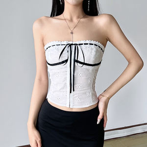 Haut bustier jacquard français pour femme, design lacé, coupe ajustée, légèrement transparent, épaules dénudées - Product Image 5