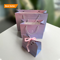 Emballage de sac en papier de luxe standard d'usine, bon prix, sac d'emballage de vêtements en papier de luxe avec feuille d'aluminium chaude, sac cadeau