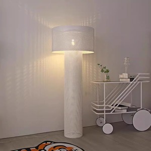 Lámpara de pie minimalista de malla metálica con pantalla blanca para sala de estar, hotel o habitación modelo - Product Image 2