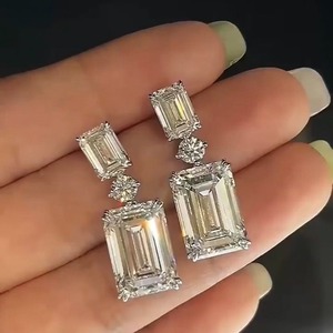 Pendientes colgantes de dos niveles con diamantes cultivados en laboratorio con corte esmeralda en oro de 18 quilates y diamantes redondos decorativos para mujer - Product Image 3