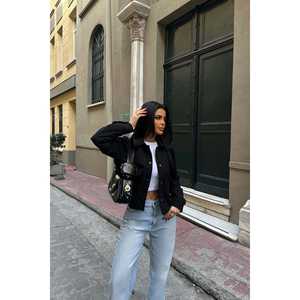 Chaqueta Negra para Mujer con Cuello Camisero y Detalle de Bolsillo - Product Image 3