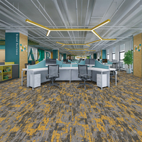 Dalles de moquette modulaires antidérapantes en PP à rayures colorées pour bureaux commerciaux à fort trafic, avec support en bitume teint en masse