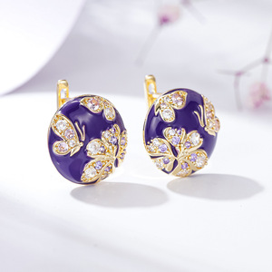 Orecchini a Perno Rotondi con Farfalle e Fiori per Donne, Design Floreale Delicato, Gioielli di Moda per Uso Quotidiano - Product Image 3