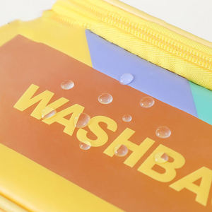 Bolsa de Aseo Transparente de PVC Rosa con Cierre y Gancho para Colgar, Personalizable con Logotipo - Product Image 3