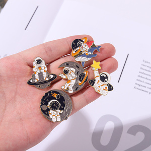 Vente en gros Regarder avec les mains nues espace galaxie astronaute émail broches baleine série mignon revers Badges sac bijoux cadeaux pour un ami - Product Image 4