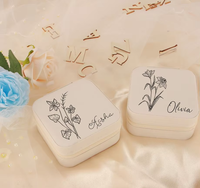 Boîte à bijoux de luxe en cuir PU avec logo personnalisé, fermeture éclair, forme carrée, bordure festonnée, poignée en ficelle et nœud en ruban pour bijoux