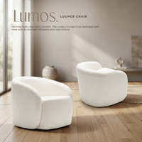 Fauteuil lounge moderne en tissu blanc rembourré en mousse avec accoudoirs arrondis et dossier coussiné, pieds en bois pour salon et hôtel