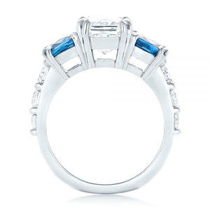 Anello F161 con Tre Pietre Moissanite Taglio Asscher in Oro Bianco con Montatura a Griffe, Anello di Fidanzamento per Donna - Product Image 2
