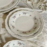 Ensemble d'assiettes à dîner en porcelaine florale baroque européenne avec tasse et assiette vintage en dentelle gaufrée pour mariage