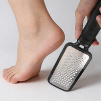 Lime à talons lisse et douce pour éliminer les callosités, lime à pieds délicate avec long manche en acier inoxydable et bois