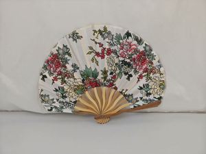 Abanico Plegable Estilo Samurái Japonés Hecho a Mano, Diseño Único con Flores y Ángeles, Ideal para Viajes y Refresco al Aire Libre - Product Image 4