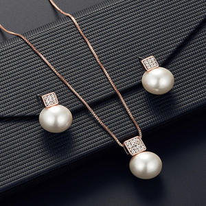 Ensemble de bijoux de mariage et de fête au design tendance, élégant pour femmes, en zircon plaqué or, scintillant, luxueux et tendance - Product Image 1