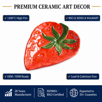Assiette en porcelaine dolomite peinte à la main, forme fraise vintage, écologique et moderne, sur mesure pour mariages et présentation de gâteaux aux fruits