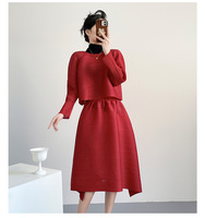 Ensemble plissé Miyake : Haut élégant et chic à volants, coupe ample, manches longues et jupe midi évasée pour l'été