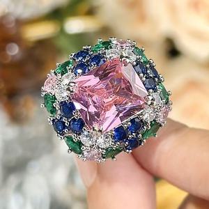 Bague de déclaration luxueuse en pierres précieuses arc-en-ciel, plaquée argent 18 carats, avec accents de zirconiums multicolores pour femme - Product Image 5