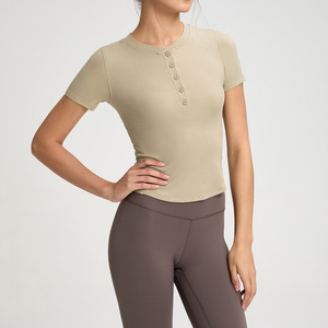 Camiseta Henley de Manga Corta Acanalada para Mujer SUHE TS-007 Athena, Cuello Redondo, Color Sólido, Ropa Deportiva para Yoga y Fitness - Product Image 1