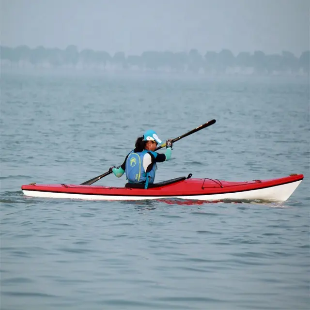 น้ำหนักเบาและ Performance ราคาถูกพลาสติก Canoe Kayak จีน Kayak กับเหยียบนั่ง Kayak ขาย