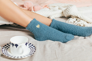 Chaussettes d'intérieur douillettes en polaire corail, chaudes et épaisses, avec broderie cœur mignonne, en tissu éponge, courtes, pour femme - Vente en gros - Product Image 5