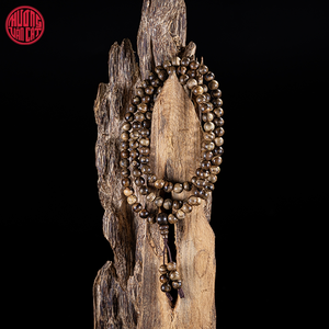 Rosario de Madera de Agar Malaya Natural, 108 Cuentas de 6mm, Tono Oscuro con Alto Contenido de Aceite, Joyería Elegante para Meditación - Product Image 4