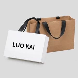 ถุงกระดาษสีดำสำหรับใส่เครื่องประดับพร้อมหูหิ้ว พิมพ์โลโก้แบรนด์ตามสั่ง ออกแบบเพื่อการส่งเสริมการขายเสื้อผ้าหรูหรา ของขวัญ ของฝาก - Product Image 4