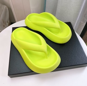 Sandalias de plataforma con cuña y estilo slip-on para mujer, marca Dopaminer, con suela de EVA que brinda sensación de nube, ideales para usar en casa y en la playa. - Product Image 1
