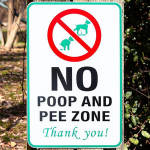 Panneau d'avertissement personnalisé en usine de haute qualité durable et étanche à la rouille sans caca ni pipi pour chien - Product Image 6