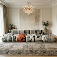 Canapé modulaire moderne style graffiti : imprimé noir et blanc avec accent orange pour salon contemporain