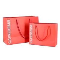Sacs cadeaux en papier kraft rouge personnalisés avec logo imprimé et poignées en corde de coton pour emballage de boutiques et vente en gros