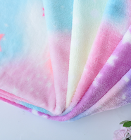 Imprimé ciel étoilé licorne double face lueur lumineuse dans le tissu de flanelle sombre pour couverture