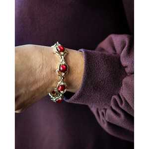 Pulsera Vintage de la Marca Coro con Perlas Esmaltadas Rojas - Product Image 2