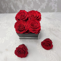 Rose éternelle conservée en usine personnalisée dans un coffret cadeau carré