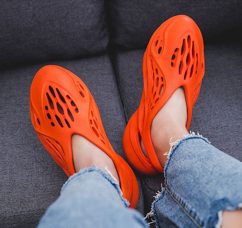 Fashion Yeezys Soft Water Shoes Men Foam Runner Slides Slippers