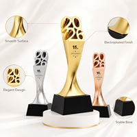 Trophée en résine découpé avec impression de logo personnalisé pour événement de reconnaissance d'équipe