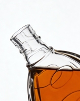 Bouteilles en verre triangulaires transparentes mates de qualité supérieure, base en arc unique, capacité personnalisable, luxe pour le brandy et les spiritueux