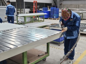 Nouvelle conception de modèle 3D de Ventilation supérieure Persienne Support technique en ligne Vietnam Porte à persienne en fer ondulé en acier inoxydable - Product Image 3