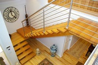 Escalier à faisceau unique en bois de noyer durable avec rail en verre invisible Caractéristique minimaliste du salon intérieur et extérieur