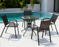 Ensemble de salle à manger d'extérieur moderne et durable de couleur marron avec table ronde en verre ondulé et structure en fer pour meubles de jardin et de terrasse