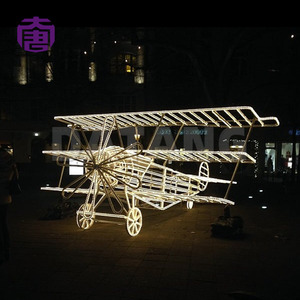 Grande sculpture lumineuse 3D en forme d'avion de Noël pour l'installation visuelle extérieure des fêtes dans les places de ville - Product Image 4