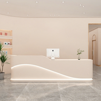 Comptoir de réception moderne incurvé avec éclairage LED blanc pour salon de beauté, bureau, hôtel, spa, hall d'entrée