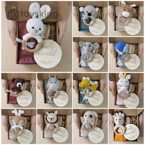 Set <span class=keywords><strong>de</strong></span> Regalo para Bautizo <span class=keywords><strong>de</strong></span> Bebé Tejido a Crochet - Sonajero <span class=keywords><strong>de</strong></span> Madera, Correa para Chupón con Diseño <span class=keywords><strong>de</strong></span> Cordero, Cepillo <span class=keywords><strong>de</strong></span> <span class=keywords><strong>Lana</strong></span> Hecho a Mano para Recién Nacido - Product Image 4