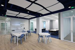 โซลูชั่นฝ้าเพดานอะคูสติกสำหรับโรงแรม แผ่นฝ้าเพดานอะคูสติกไฟเบอร์กลาสแบบขอบเรียบ แผ่นฝ้าเพดานสีขาว สำหรับร้านค้าปลีก - Product Image 5